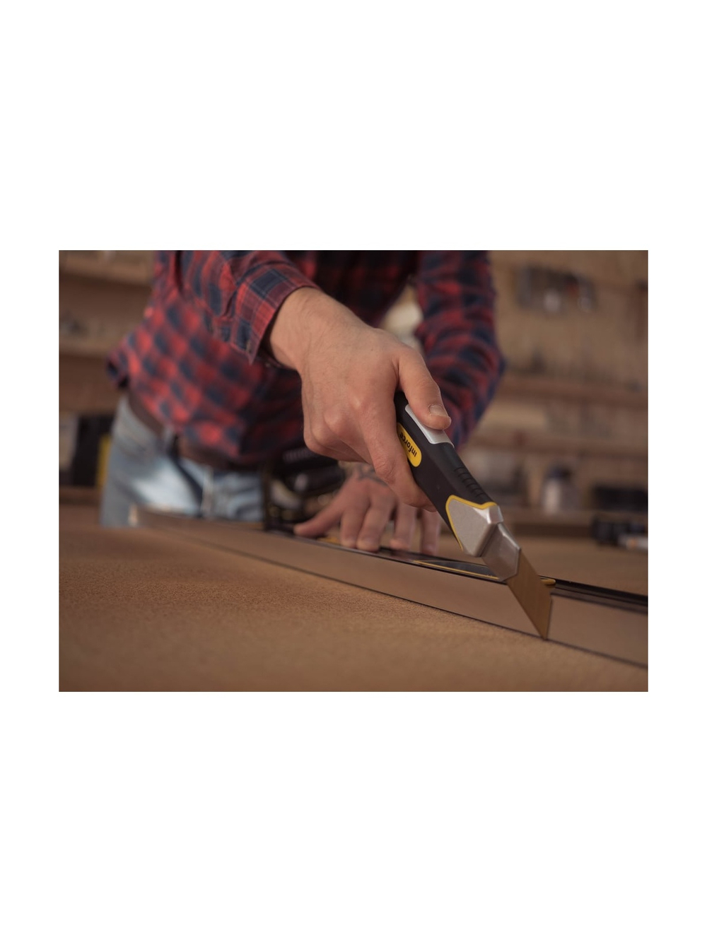 Строительный нож Inforce 25 мм в металлическом корпусе с винтовым зажимом 06-02-13