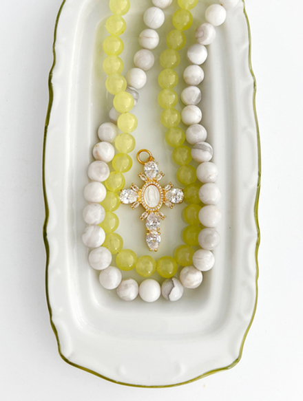 Колье из бусин камня Lime