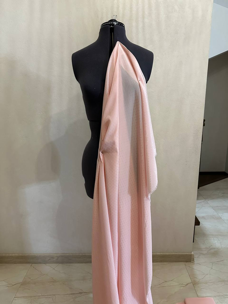 Плательно-блузочный жаккардовый шелк с добавлением вискозы (Stella McCartney, 36%шелк/64%вискоза, Пудровый персик/горошек в тон, 134, 74 гр/м2)