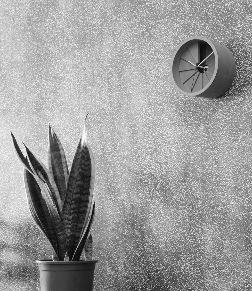 22STUDIO 4th Dimension Wall Clock 150mm (Red/ Grey) — настенные часы из бетона