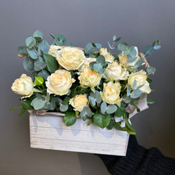 Композиция "Саммер М"(кустовая роза ,эвкалипт)