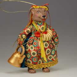 Ёлочная игрушка Медведица "Маша" с чайником и баранками