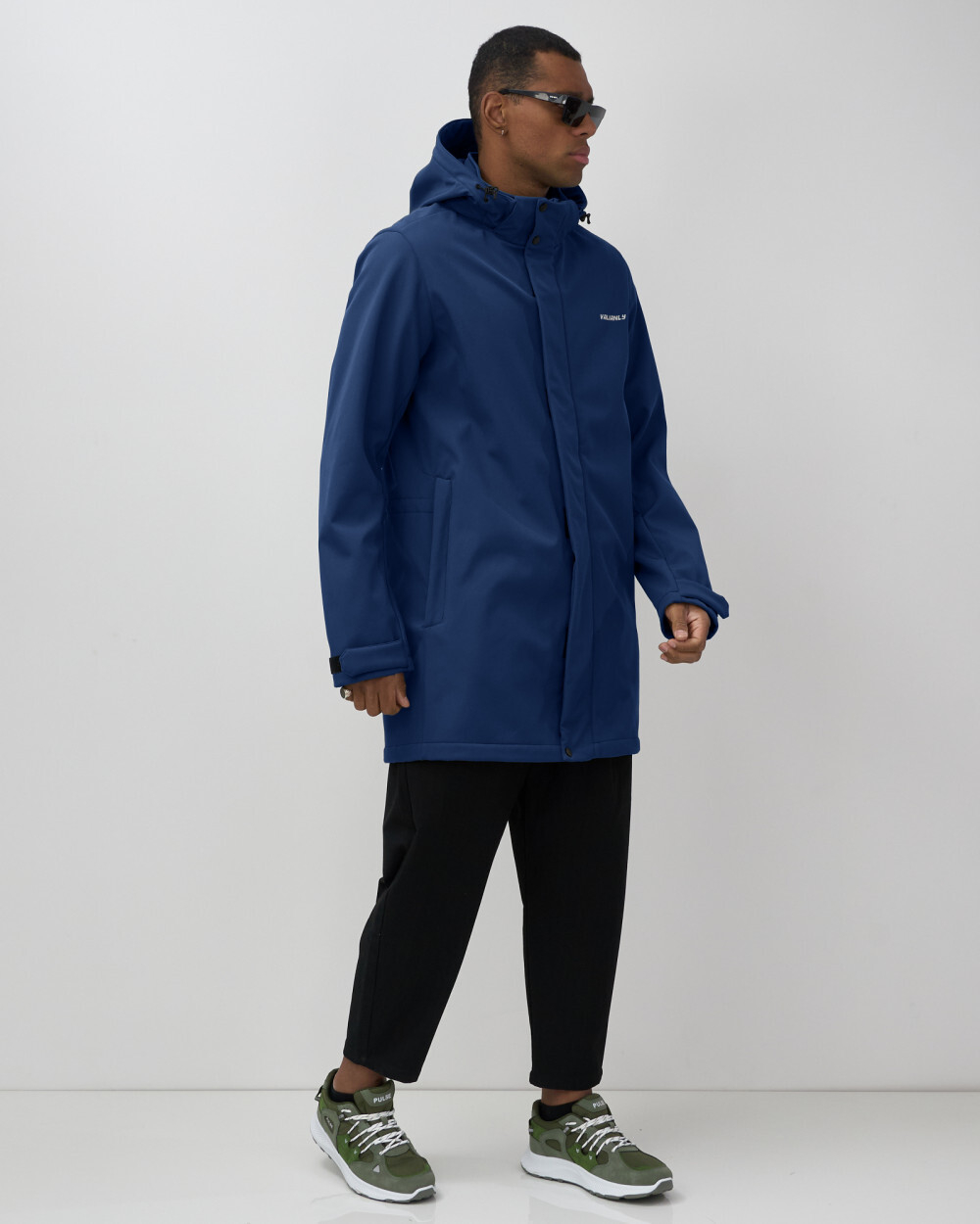 Парка спортивная мужская с капюшоном softshell синего цвета 9565S