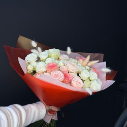 Букет из микса роз с полевым лагурусом