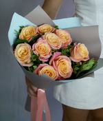 Букет свежих  роз,  9 персиковых роз "Мисс Пигги" длина 50 см Россия(Большой бутон)