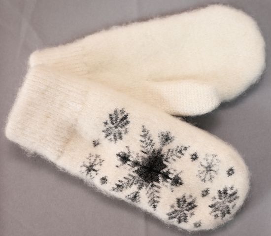Варежки со снежинками белые