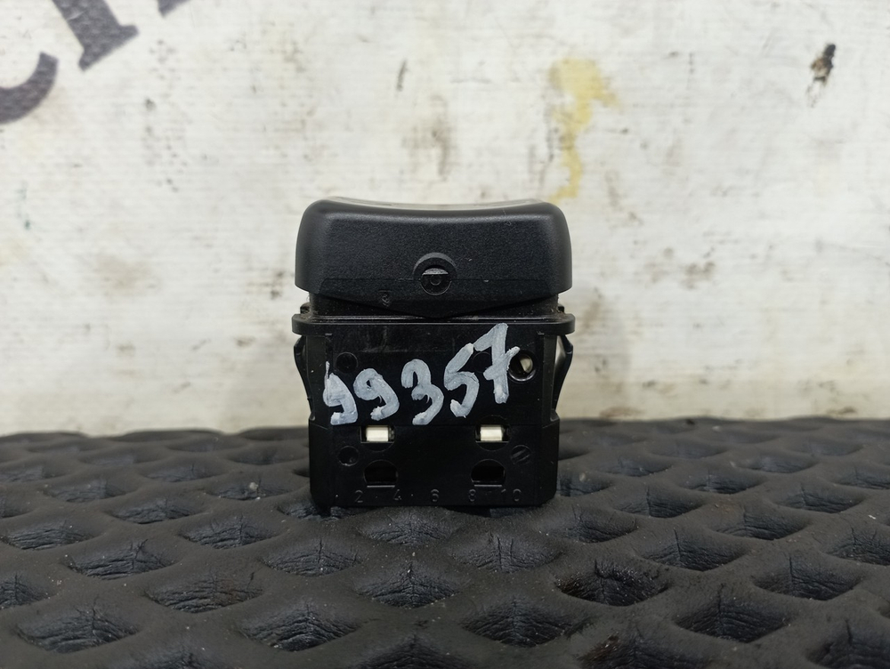 Кнопка люка