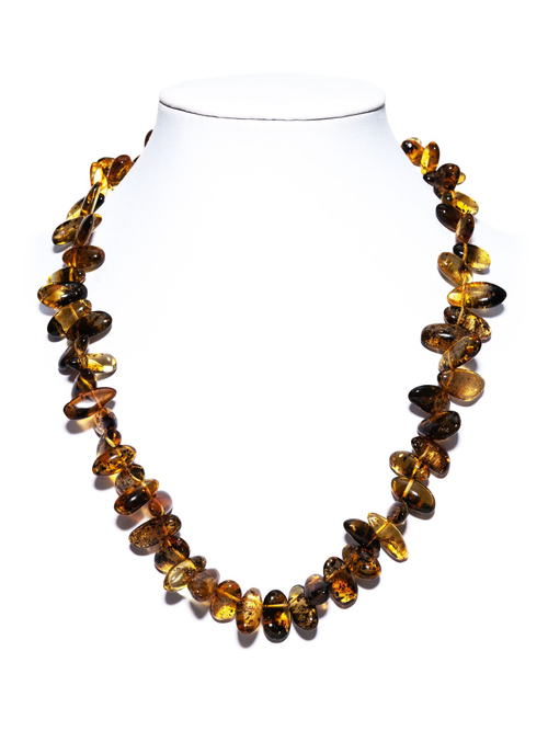 Бусы из натурального зеленого янтаря с включениями, длина 50 см, лепестки до 2 см.