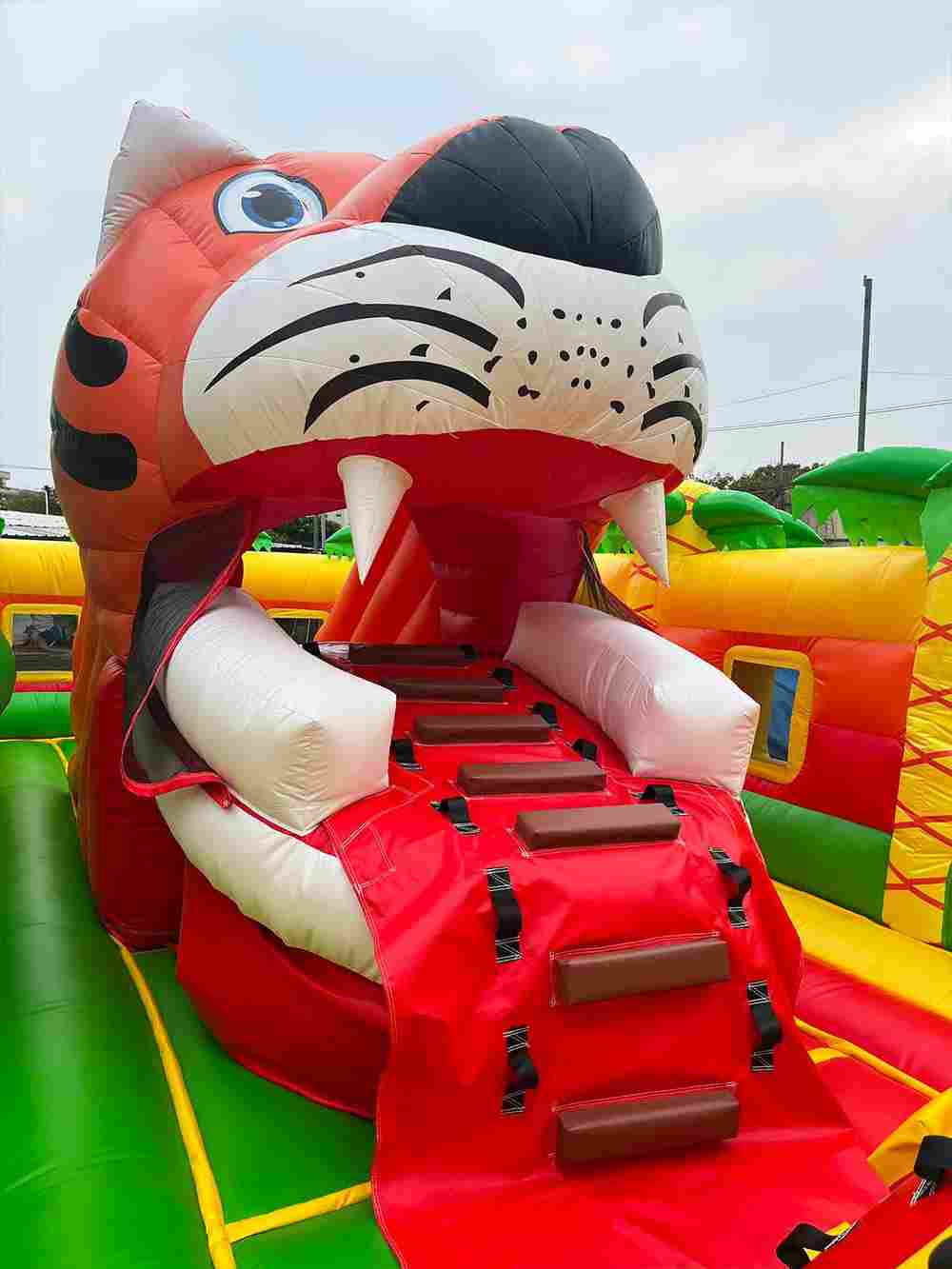 Коммерческий надувной батут «Сафари-Тигр» 10*9*8м, с двумя горками