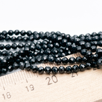 Шпинель граненая, размер около 3 мм, цена за нить 38 см