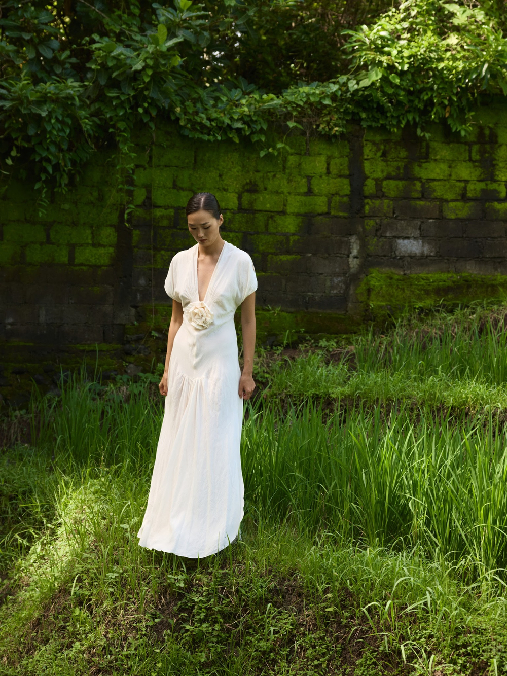 Платье из жатого хлопа с розой