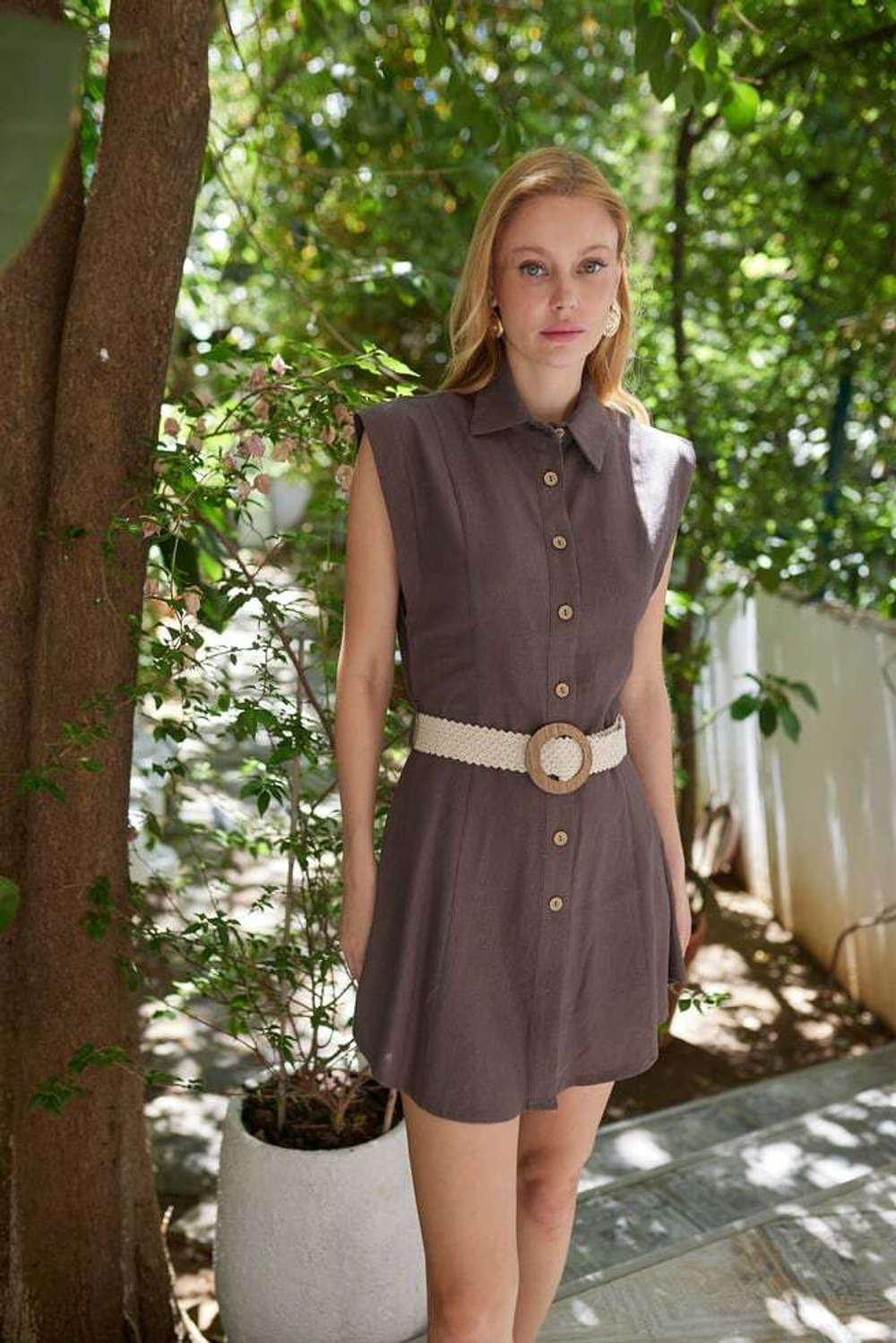 Платье-рубашка силуэта песочные часы в длине мини изо льна