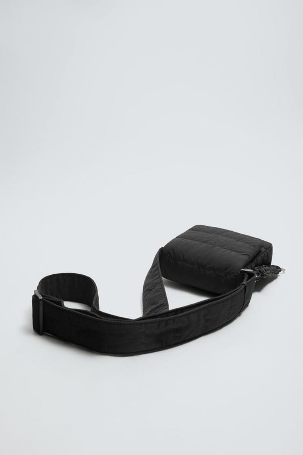 ZARA ВЕРТИКАЛЬНАЯ СТЕГАНАЯ НЕЙЛОНОВАЯ СУМКА, ЧЕРНЫЙ