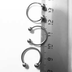 Подковы, полукольца для пирсинга: диаметр 12 мм, толщина 1.2 мм, диаметр шариков 4 мм. Сталь 316L. 1 шт
