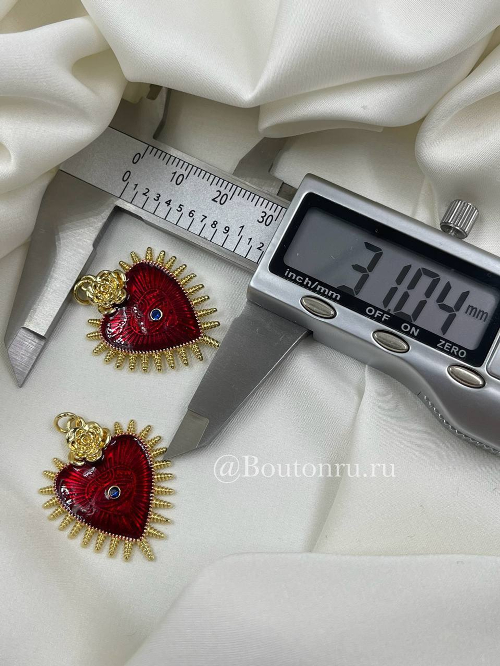 Подвеска "Сердце с шипами и розой" золотистое с красной эмалью