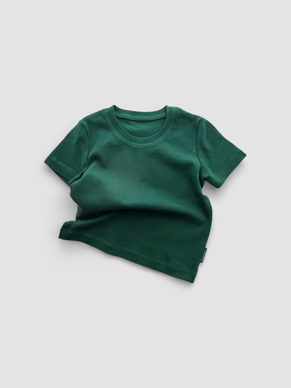 Темно-зеленая футболка