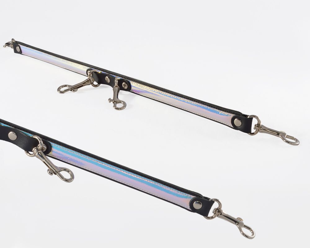 Черная распорка с голографической вставкой и 4 карабинами (Цвет: черный с серебристым)