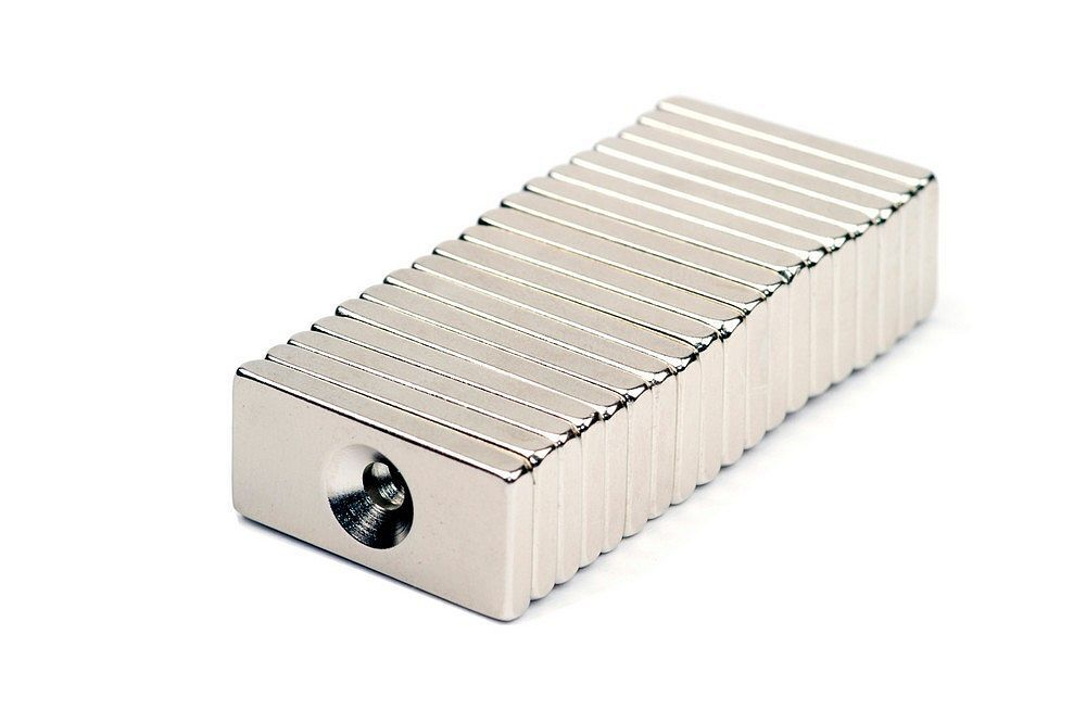 Неодимовый магнит прямоугольный 25х12х3 мм с зенковкой 3,5/7