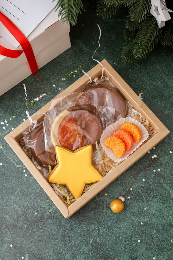 Три апельсина в шоколаде, три шоколадные дольки мандарина, пряник звезда 6см