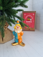 Клоун в оранжево-голубом костюме