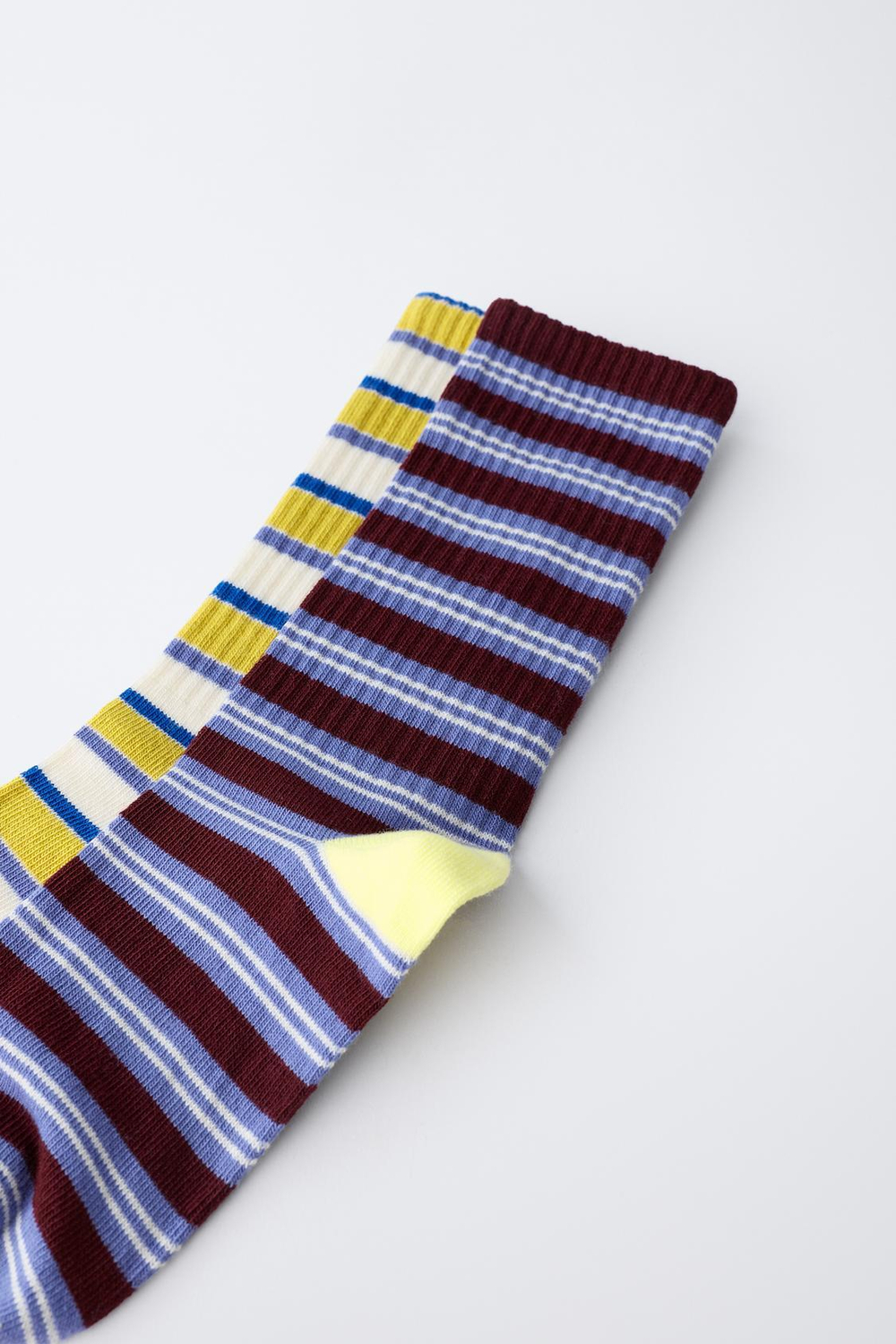 ZARA НАБОР ИЗ ДВУХ ПАР ДЛИННЫХ НОСКОВ В ПОЛОСКУ, РАЗНОЦВЕТНЫЙ