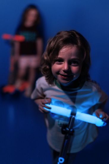 Самокат Maxi Micro Deluxe Glow (светящийся) LED синий кристалл