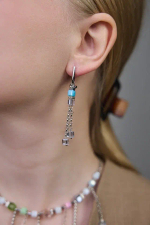 Серьги асимметричные из голубых и розовых кубиков Swarovski с цепочками, оттенок серебро