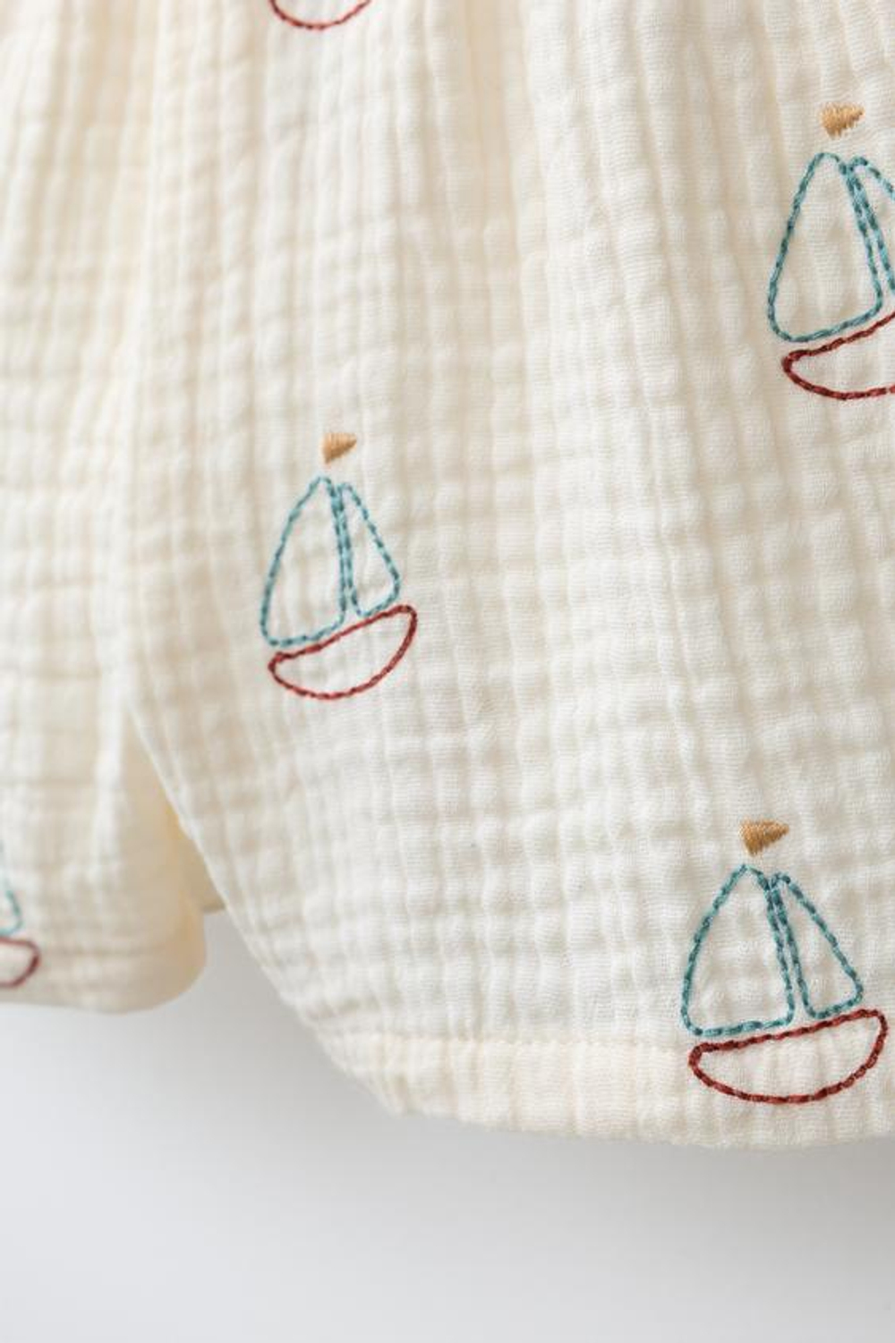 ZARA ШОРТЫ С ТЕКСТУРОЙ И ПРИНТОМ «ЛОДКИ», ЭКРЮ