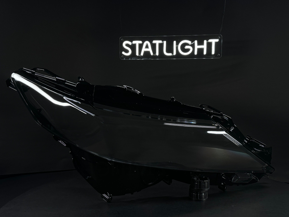 Правое стекло фары Toyota Camry XV70 рест 2017-2020