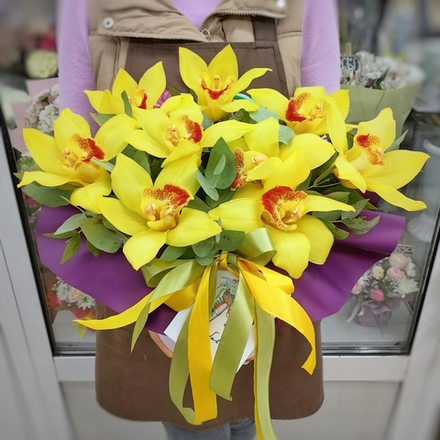 Композиция с 9 желтыми орхидеями и веточками эвкалипта