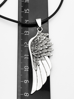 Кулон "Крыло ангела" на шнурке серебристый.