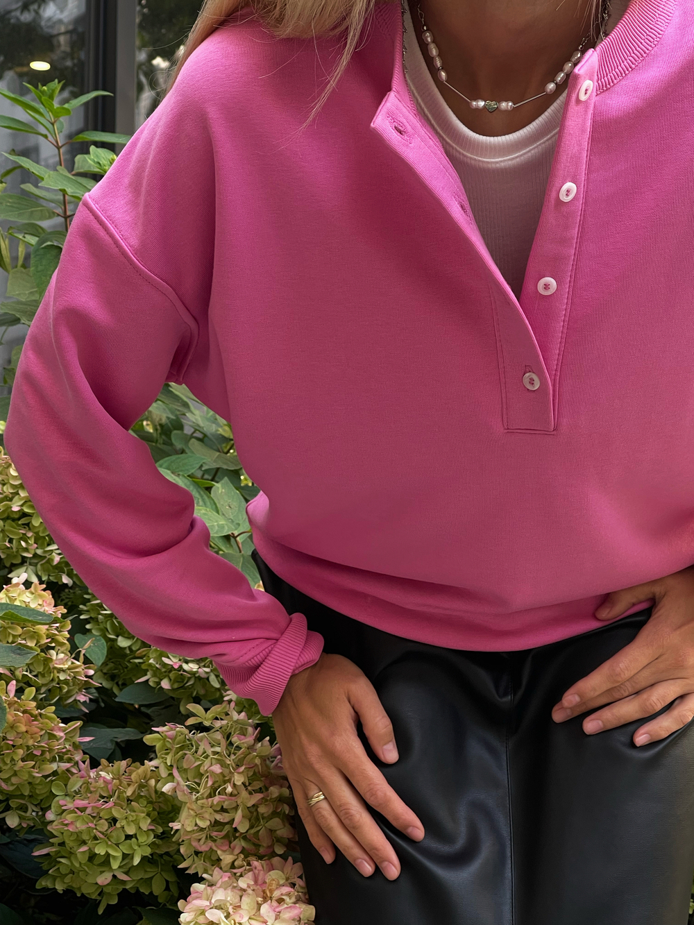 Розовый свитшот на пуговицах