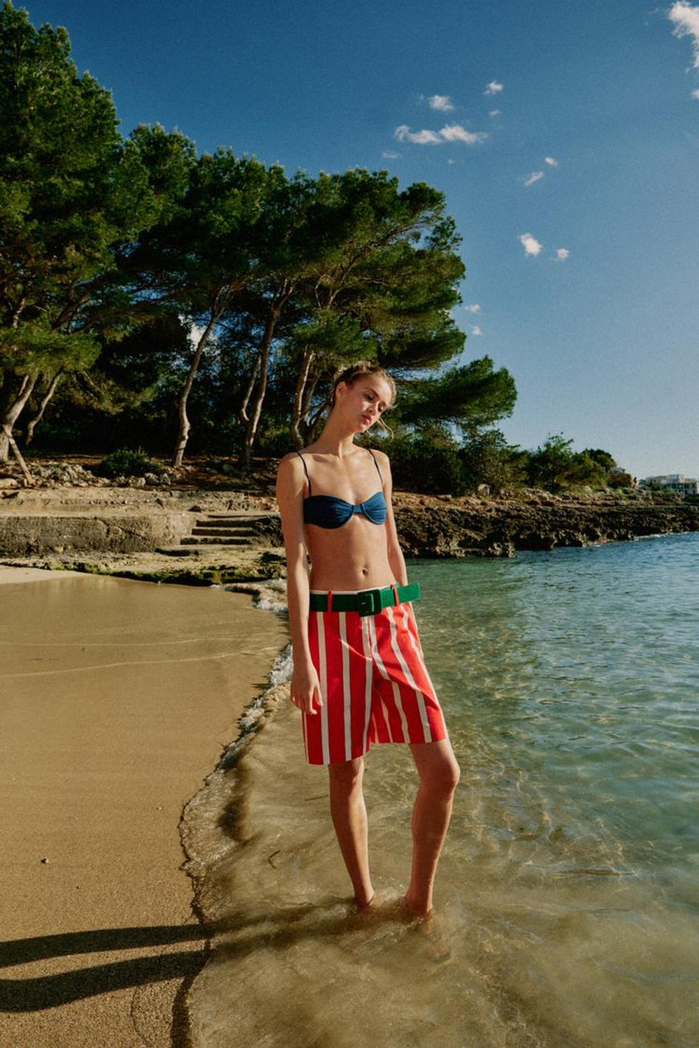 ZARA ШОРТЫ В ПОЛОСКУ С РЕМНЕМ, ЭКРЮ/КРАСНЫЙ