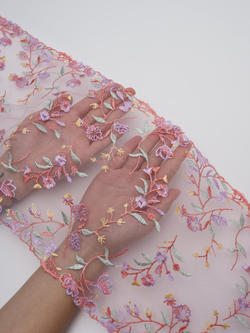 Вышивка на сетке светло-розовая с мультиколор неэластичная ширина 22 см ОТРЕЗЫ