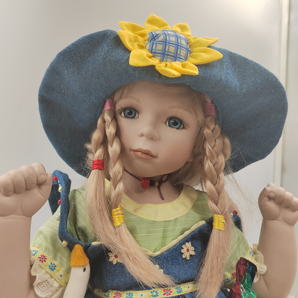 Фарфоровая кукла Remeco в летнем платье с игрушками в карманах. Великобритания, 2001 г.