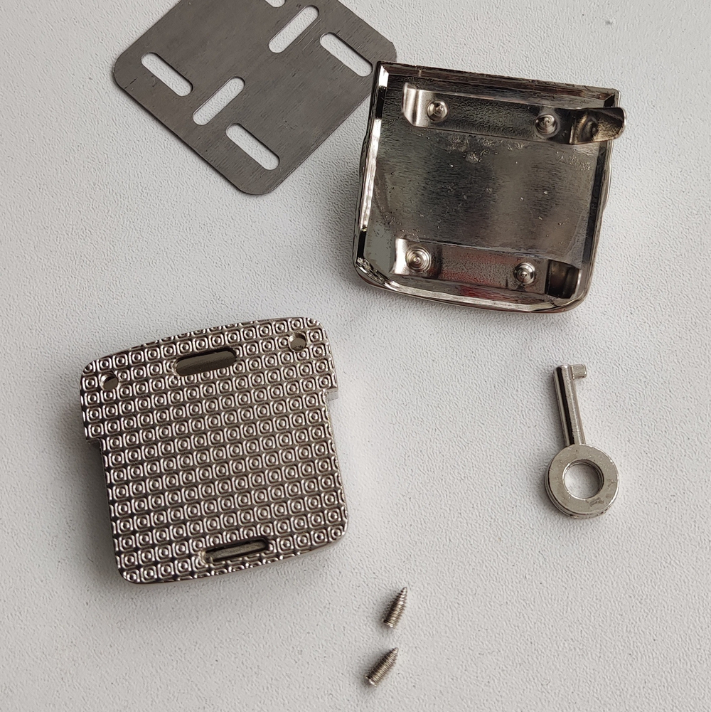 Замок-защелка портфельный на винтах 42*40 Серебро