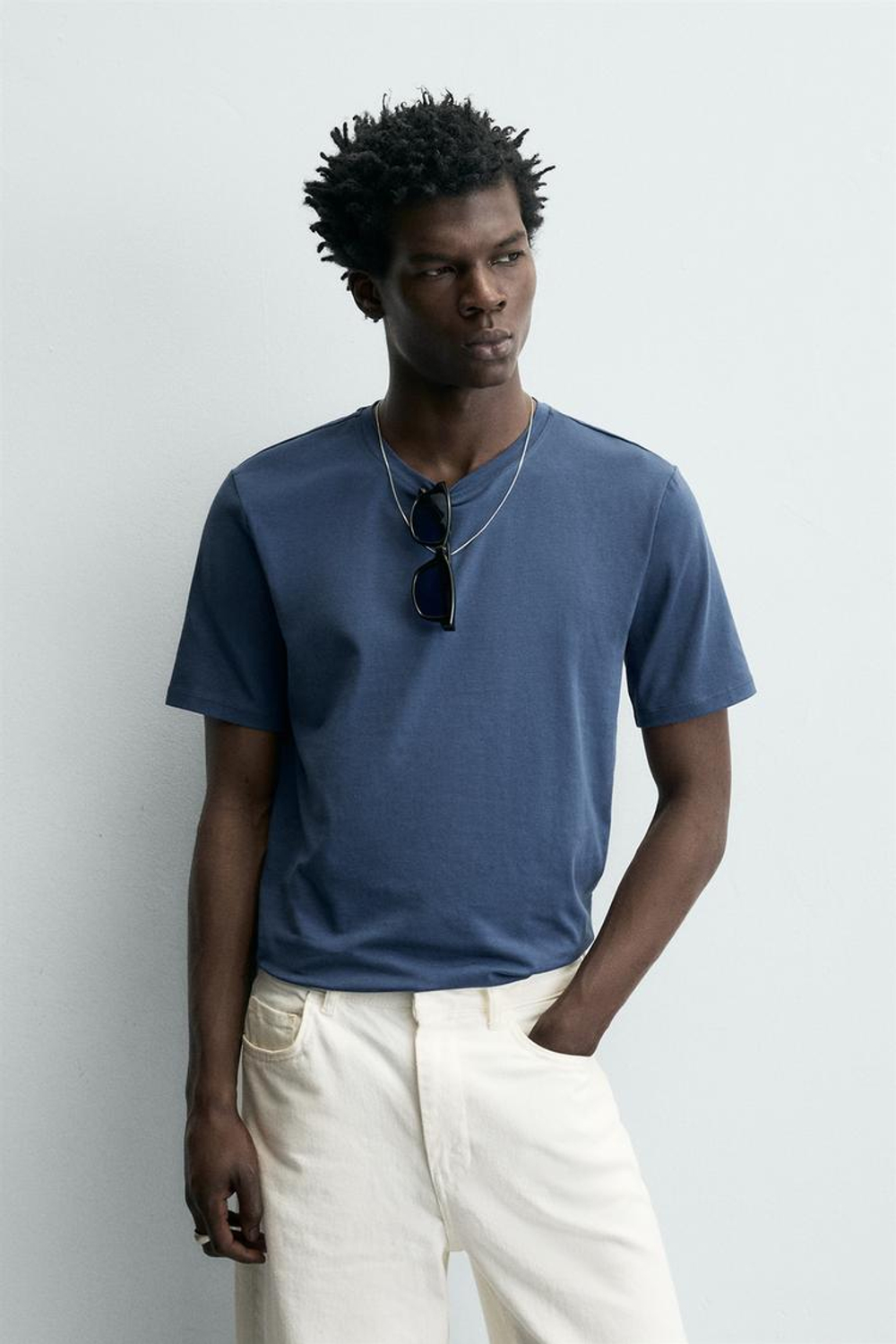 ZARA БАЗОВАЯ ПРИТАЛЕННАЯ ФУТБОЛКА SLIM FIT, СИНИЙ