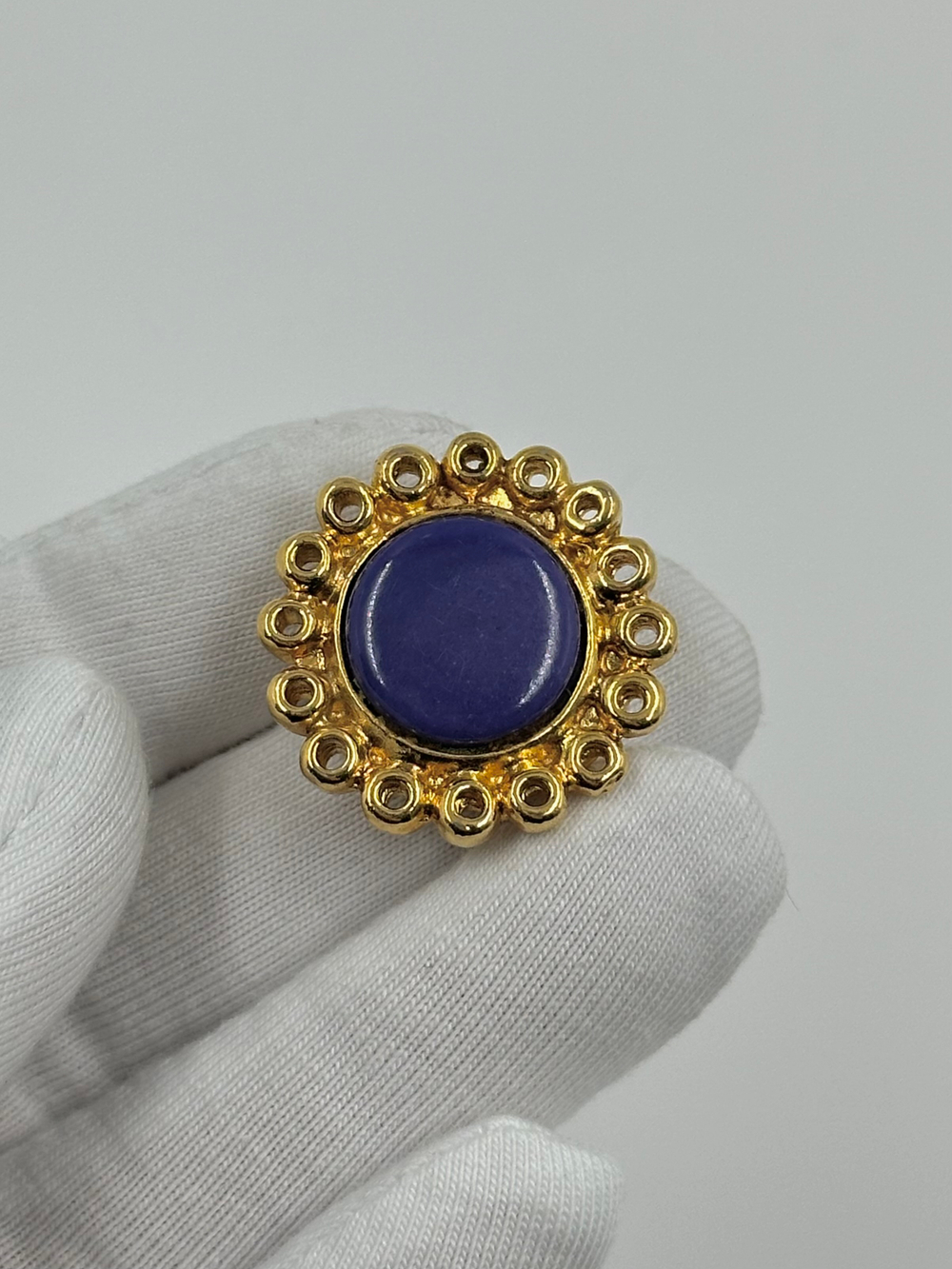 Накладка на пуговицу с фиолетовой вставкой