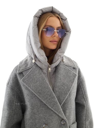 Серое двубортное пальто с манишкой