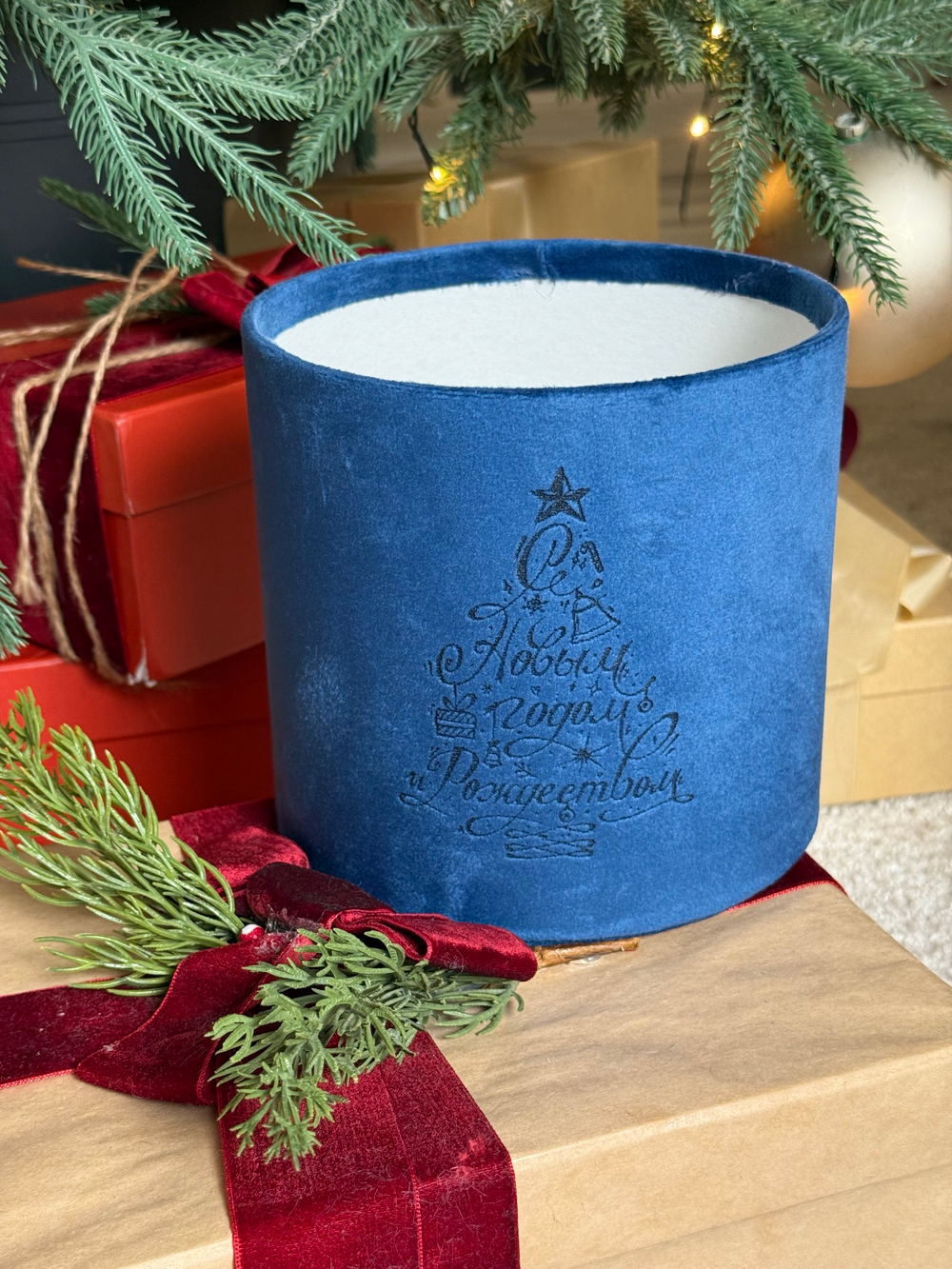 Шляпные коробки в натуральной бархатной ткани с принтом к Новому Году.