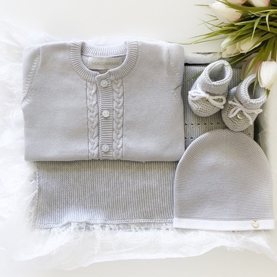 Подарочный набор на выписку из хлопка: плед, комбинезон с косами, шапочка и пинетки (Серый)