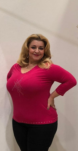 Яркий вискозный блузон с металлическим принтом