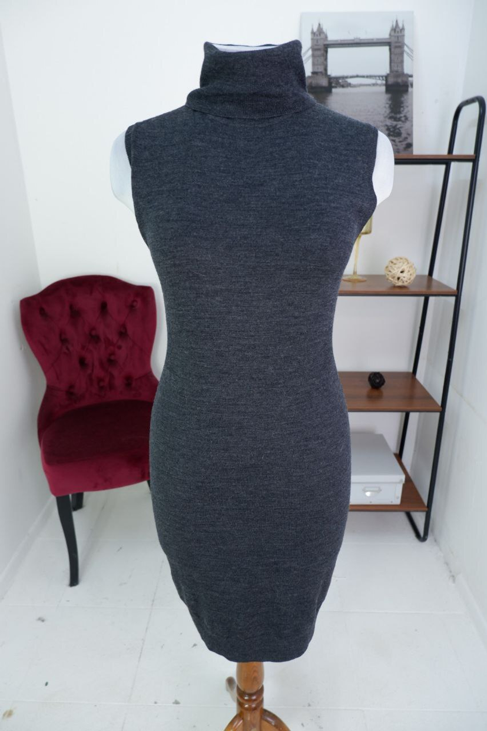 Платье изящное графитового оттенка 40-42 размер