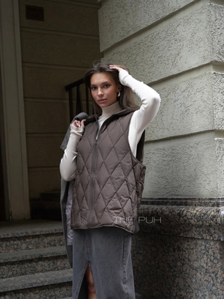 Коричневый утепленный жилет с капюшоном