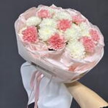 Букет из кустовых хризантем и диантусов