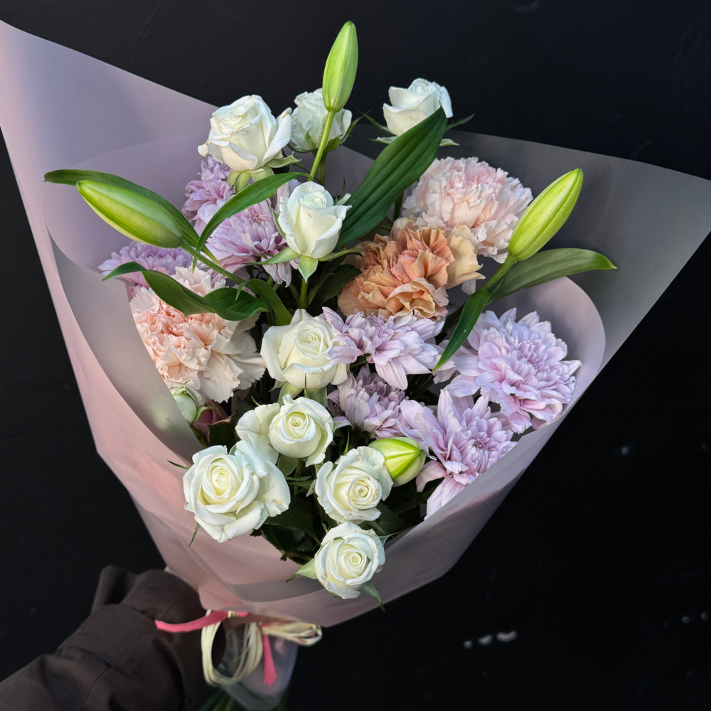 Букет из хризантем, диантусов и лилии