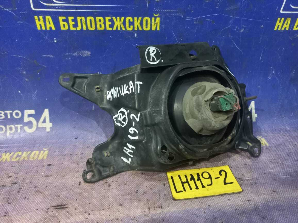 Фара передняя правая TOYOTA HIACE 1994