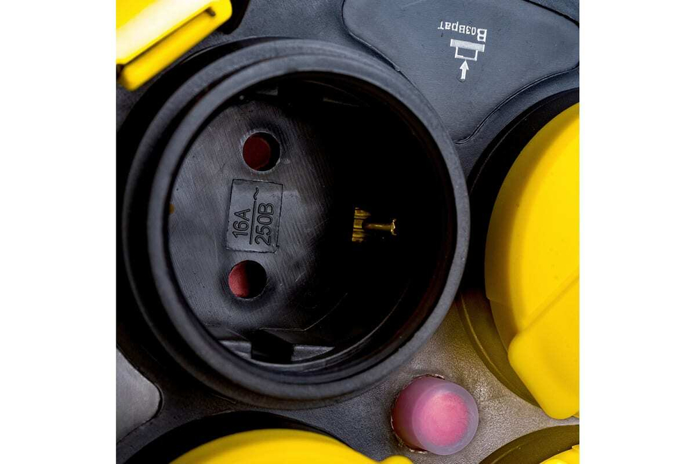 Удлинитель силовой на катушке с термозащитой 4 места 3500Вт 50м 3х1,5мм2 IP44 INDUSTRIAL PLUS IEK