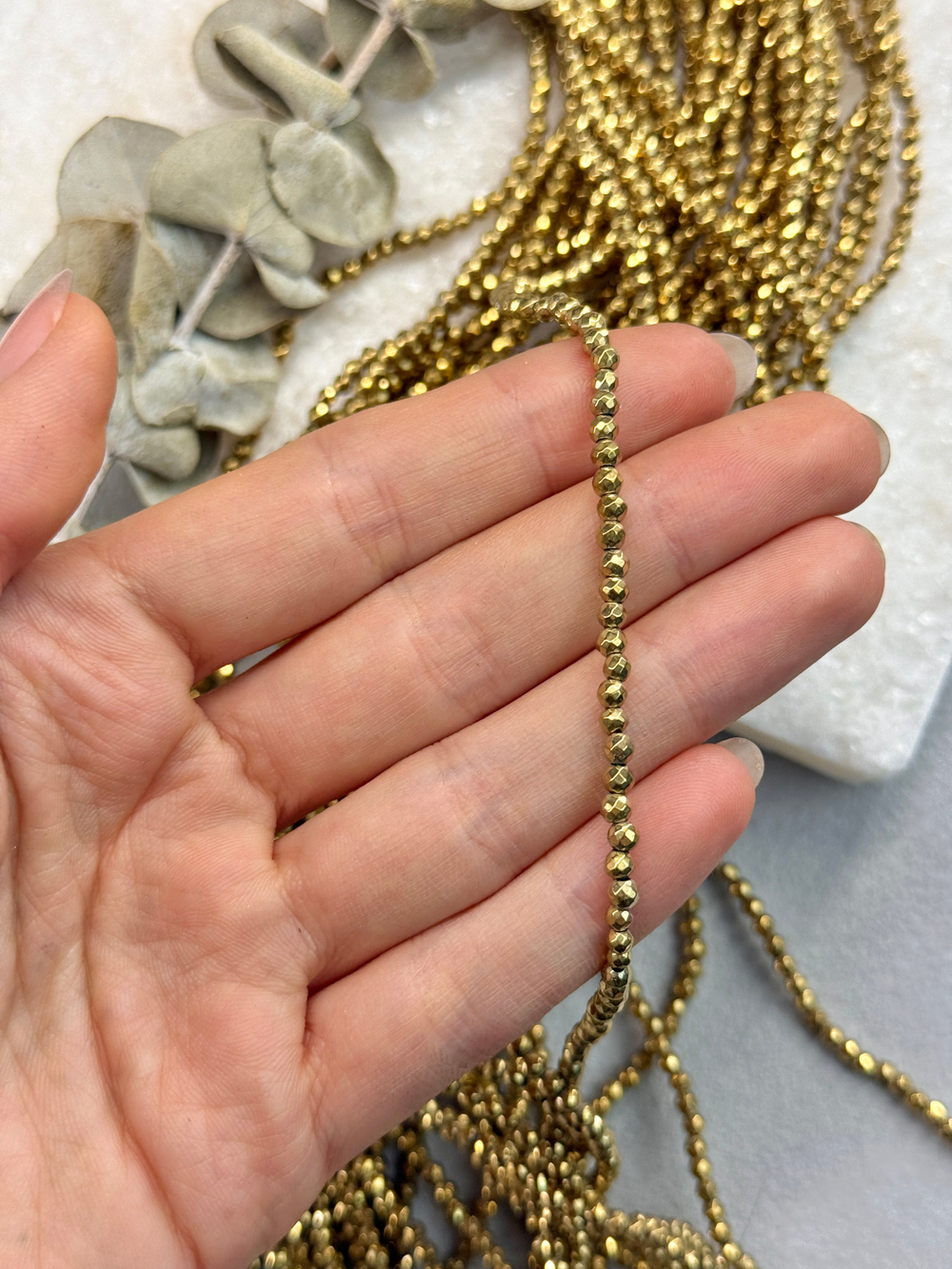 Гематит темное золото, граненный шар 3 мм, нить 40 см