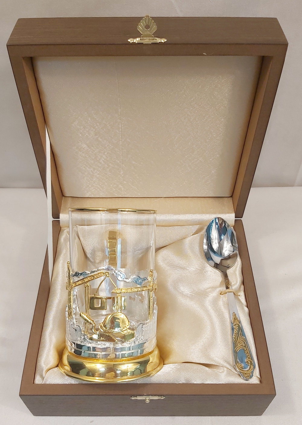 Подстаканник "Подарок строителю" с золочением и серебрением в футляре (венге)